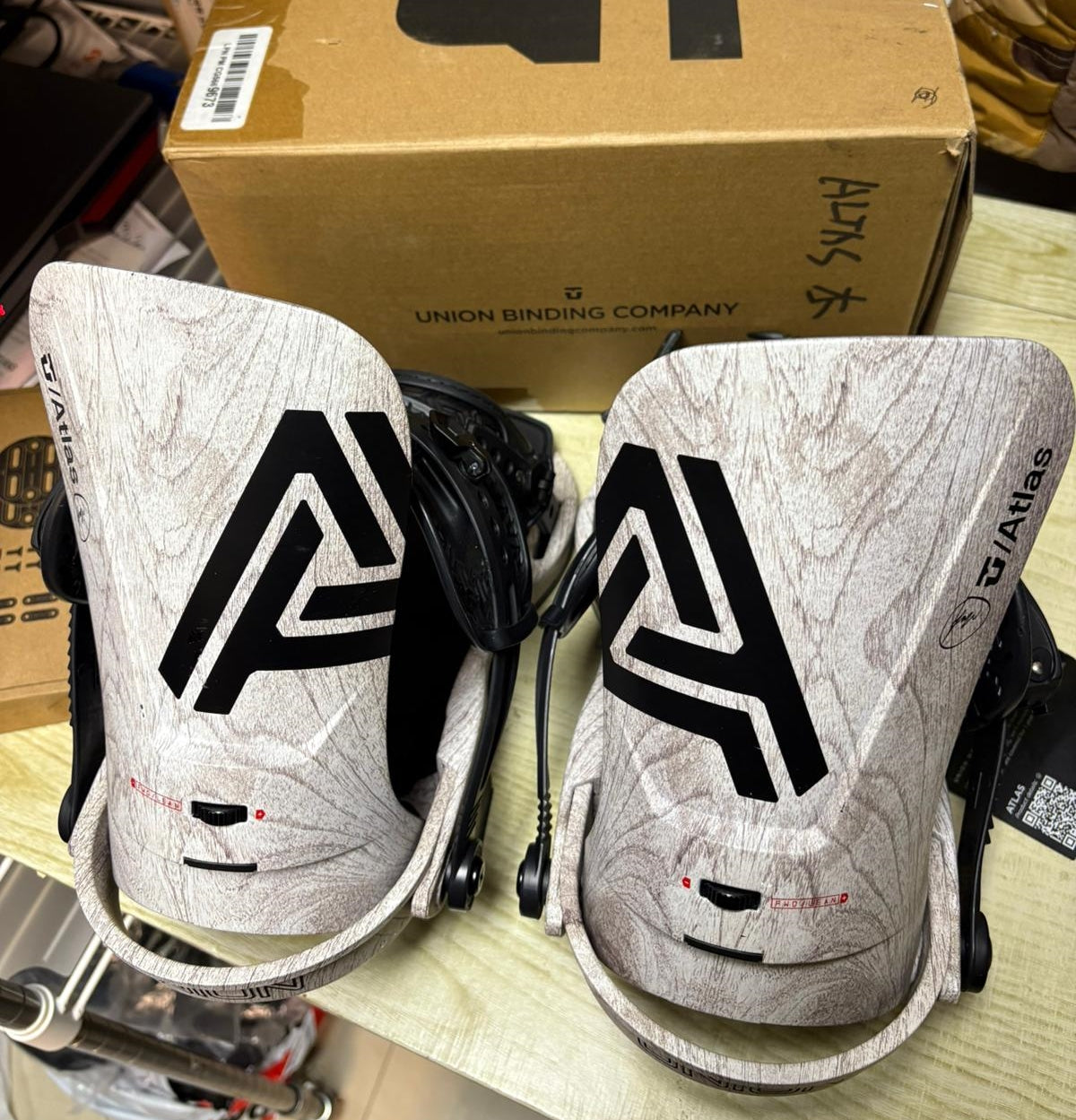 全新現貨$2100 Union Atlas bindings All Mountain 背板內底部小脫皮 