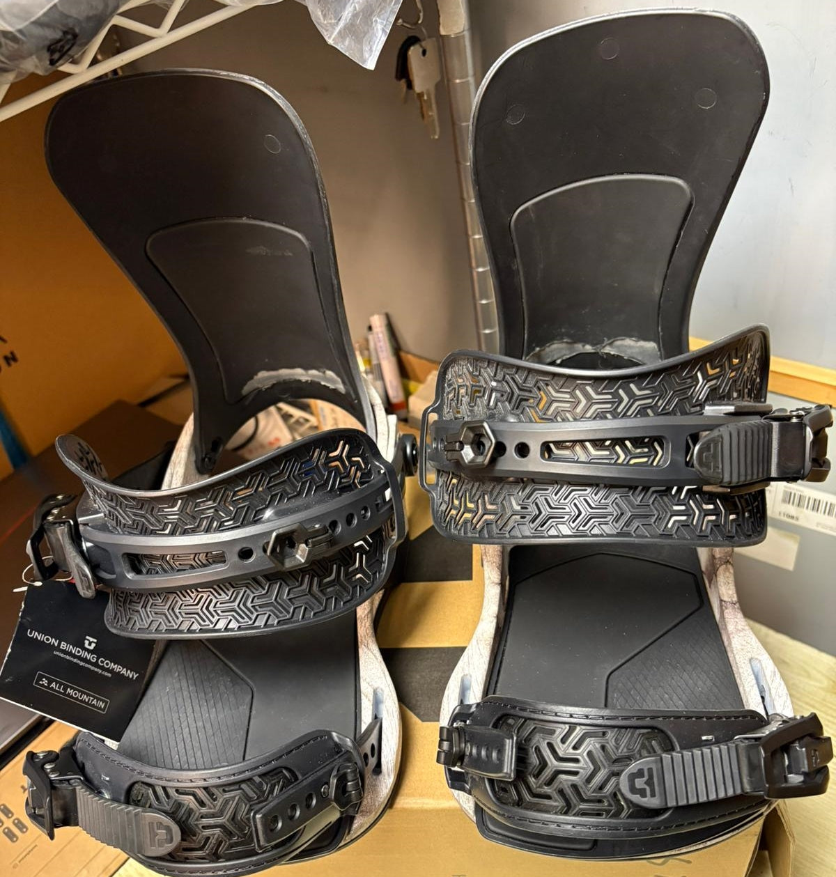 全新現貨$2100 Union Atlas bindings All Mountain 背板內底部小脫皮 