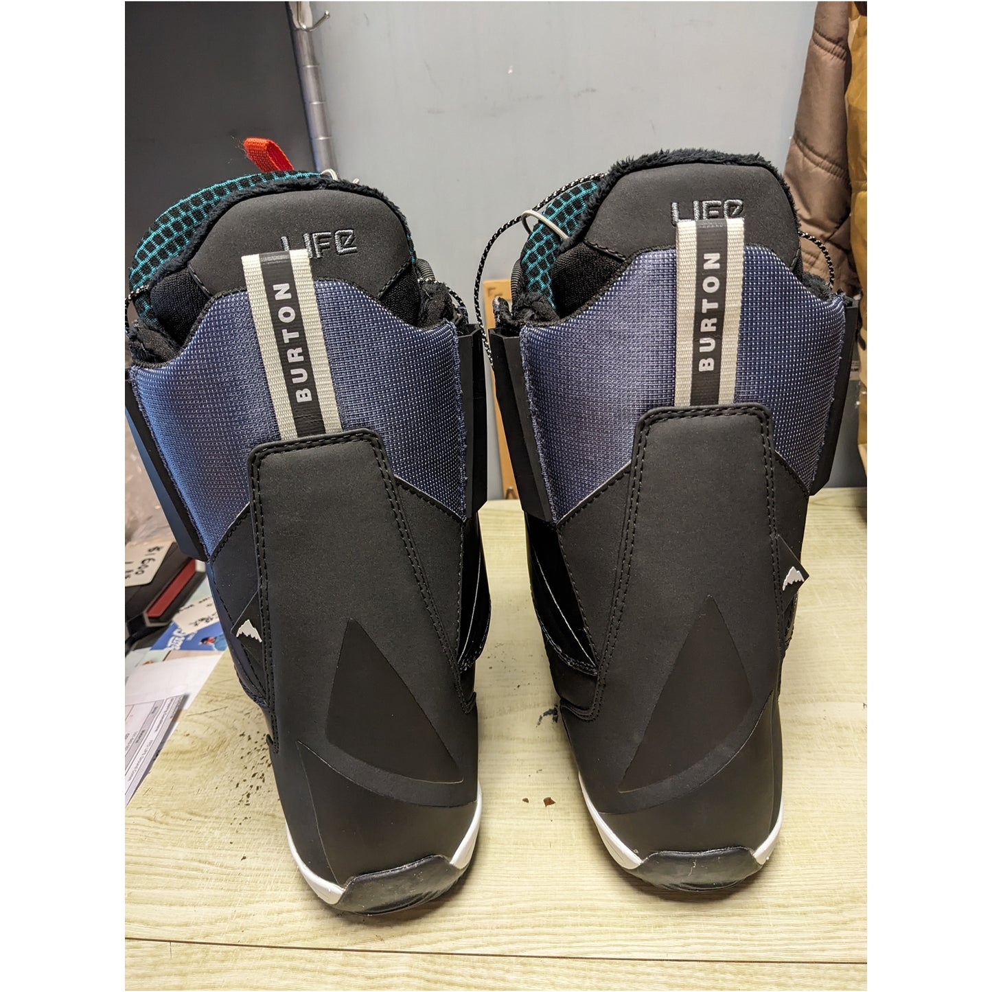 全新可到店試$2200(原價$4400) Burton頂級 Supreme 女Boots 只有一對 US7/EU38/24cm