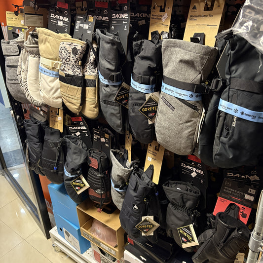 大量滑雪手套, 請到 222店選購, Burton, Dakine, Others