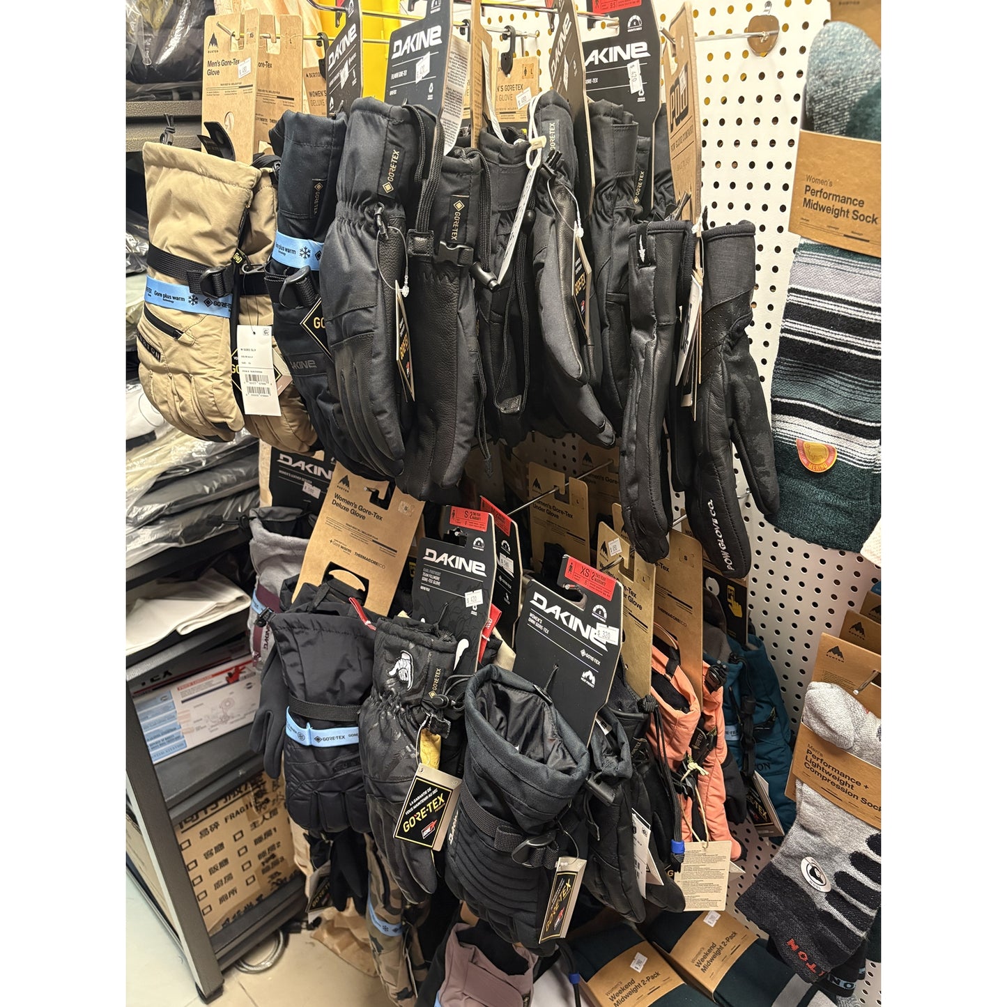 大量滑雪手套, 請到 222店選購, Burton, Dakine, Others