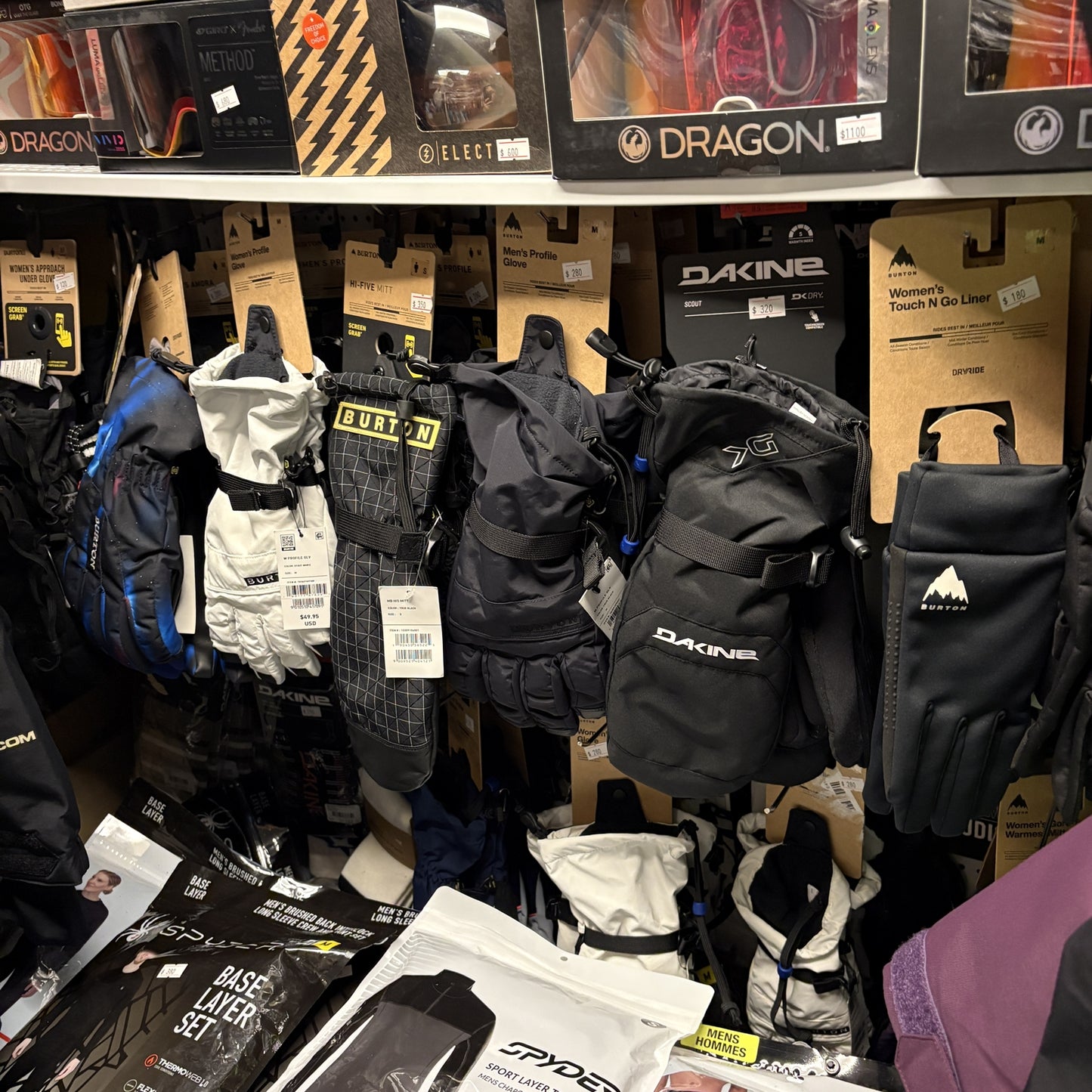 大量滑雪手套, 請到 222店選購, Burton, Dakine, Others