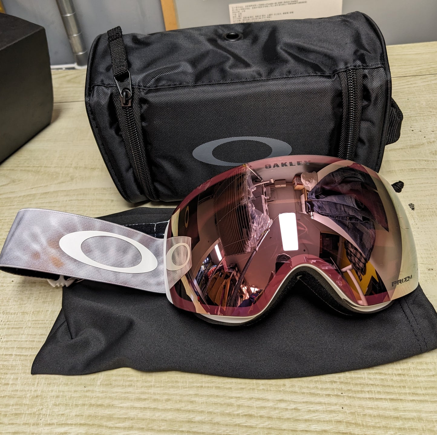 全新 Oakley Flight Deck M goggles, Globe Fit, Prizm 高反差鏡 Ski Snowboard