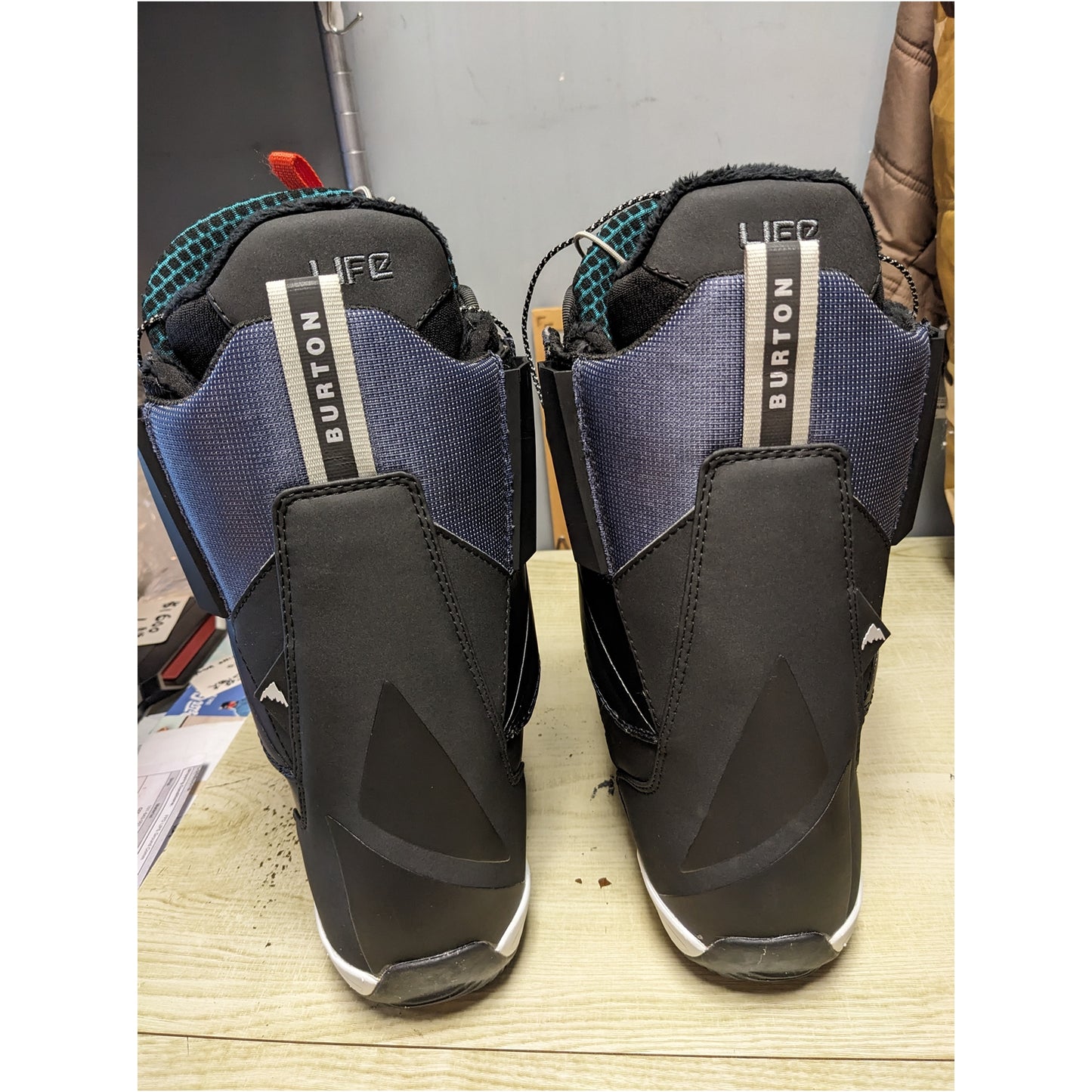 全新可到店試$2400(原價$4400) Burton頂級 Supreme 女Boots 只有一對 US7/EU38/24cm