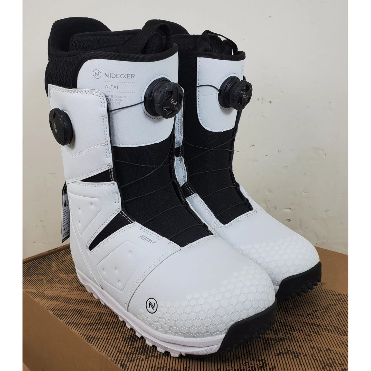 可到店試只有一對EU43 Nidecker Altai Snowboard Boots double BOA Mid-Stiff 滑雪鞋