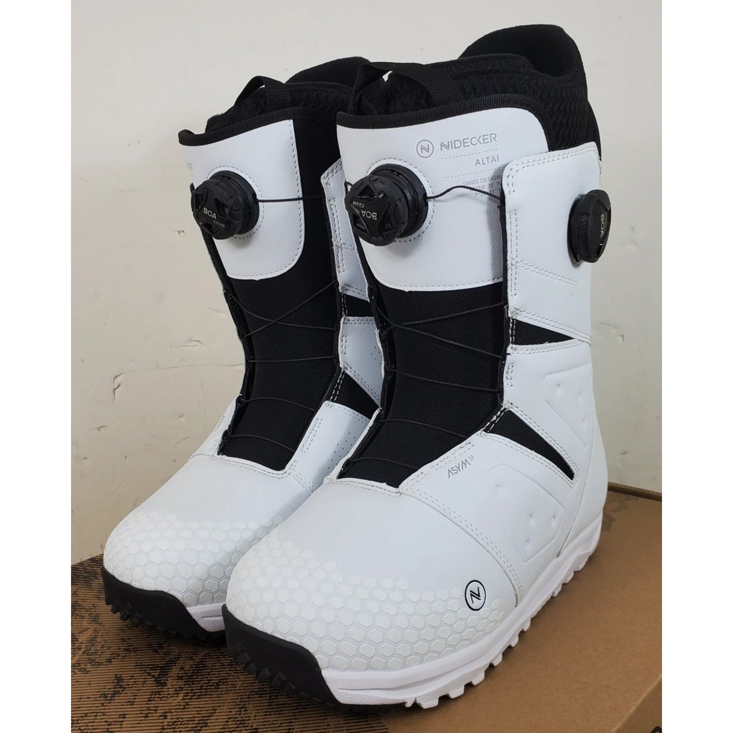 可到店試只有一對EU43 Nidecker Altai Snowboard Boots double BOA Mid-Stiff 滑雪鞋
