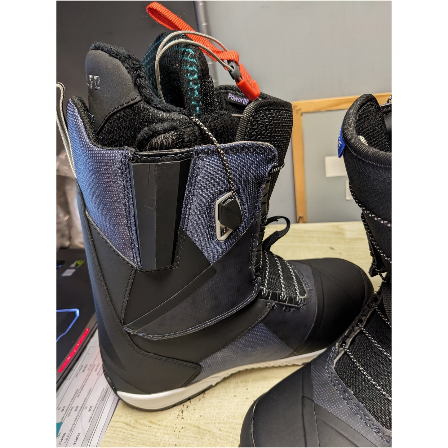 全新可到店試$2400(原價$4400) Burton頂級 Supreme 女Boots 只有一對 US7/EU38/24cm