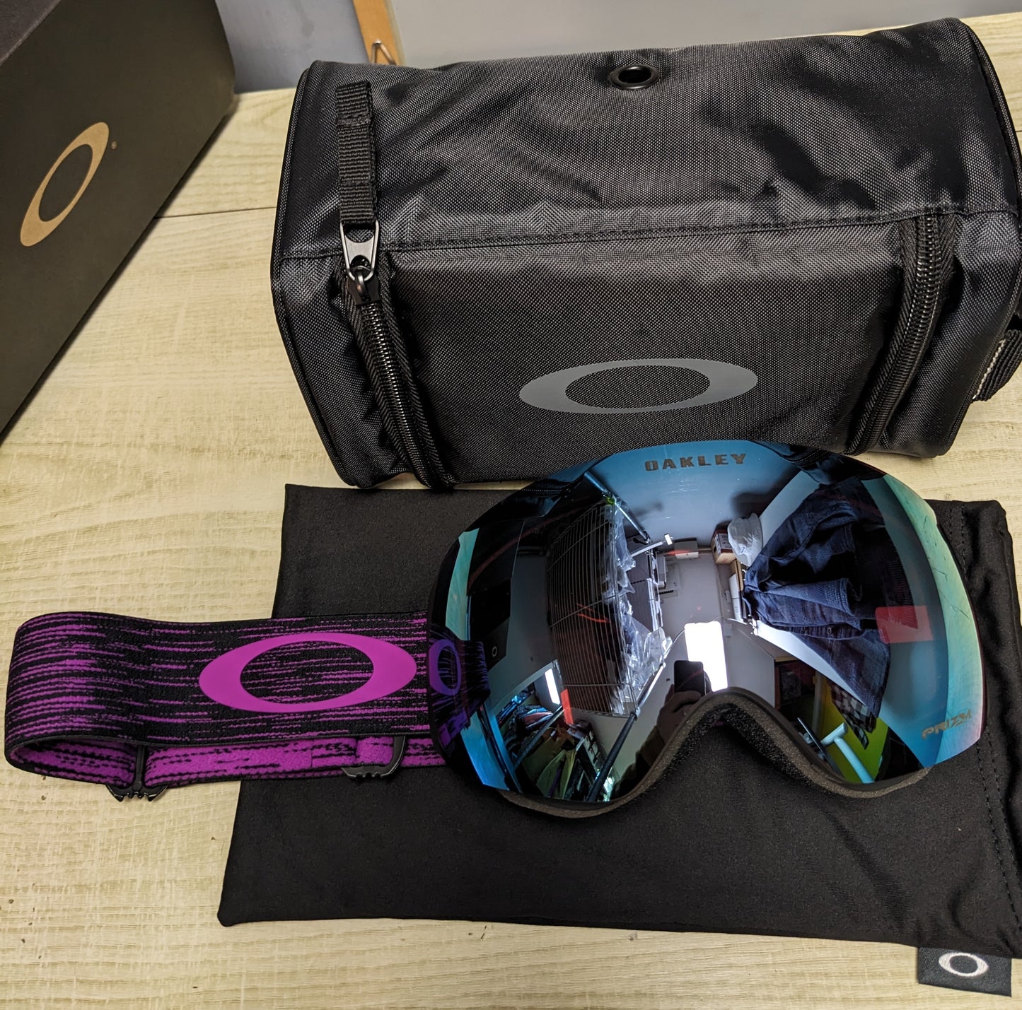 全新 Oakley Flight Deck M goggles, Globe Fit, Prizm 高反差鏡 Ski Snowboard